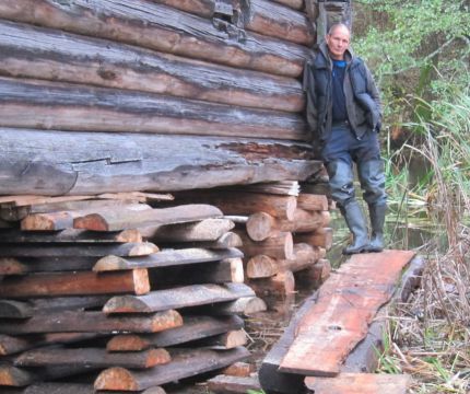 Валентин Карелин, историк, энтузиаст сохранения наследия, обнаружил и начал восстановление водяной мельницы, работавшей до 1990х годов в Псковской области