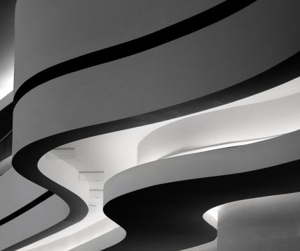 Эстетика и функциональность: облицовка фасадов с использованием алюминиевых сотовых панелей