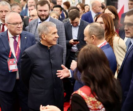 «Готовы поделиться опытом, тиражировать свои наработки»: Рустам Минниханов открыл обсуждение развития агломераций в Казани