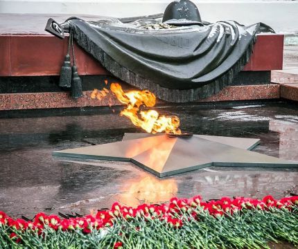 Положен парень в шар земной, как будто в мавзолей... 3 декабря – День неизвестного солдата