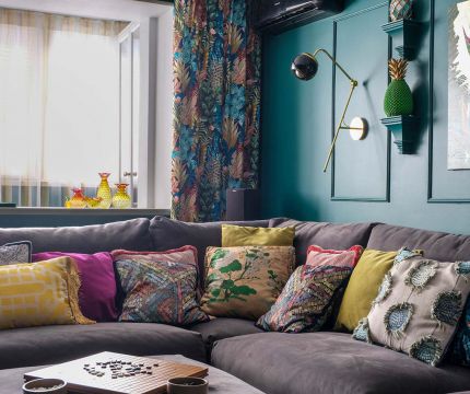 Яркая трешка 80 м² в панельке в стиле «бабушкин шик»