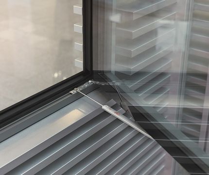 Roto Frank представляет новый ограничитель открывания для алюминиевых окон с функцией плавного торможения створки