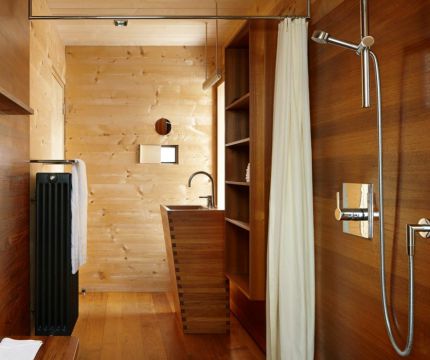 Советы мастеров по отделке деревянных поверхностей во влажных помещениях и банях
