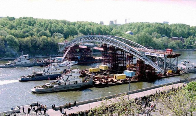 Как в Москве передвигали Андреевский мост