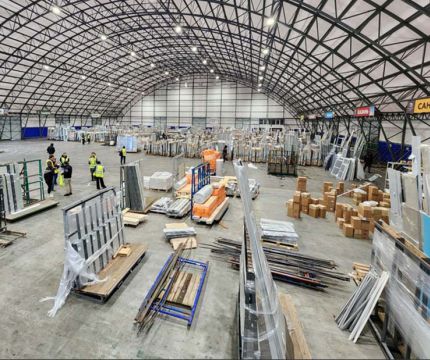 Стройка падает, а окна растут: парадокс в 2025